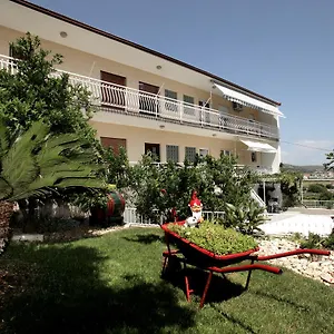 https://apartment-carmen-trogir-21218.hotels-in-trogir.com
